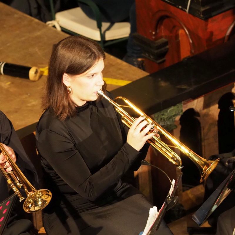 Eline playing the trumpet at a concert
